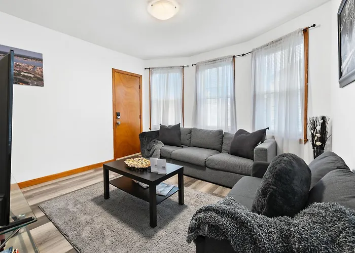 Sleeps 5 Near Ferry, Train To Boston And Downtown -2Br Apartment