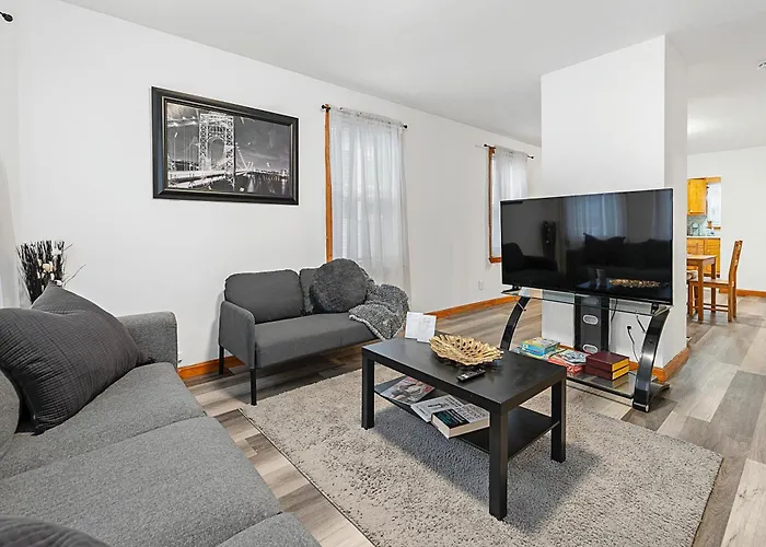Sleeps 5 Near Ferry, Train To Boston And Downtown -2Br Apartment