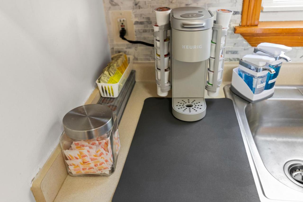 Apartment Sleeps 5 Near Ferry, Train To Boston And Downtown -2br