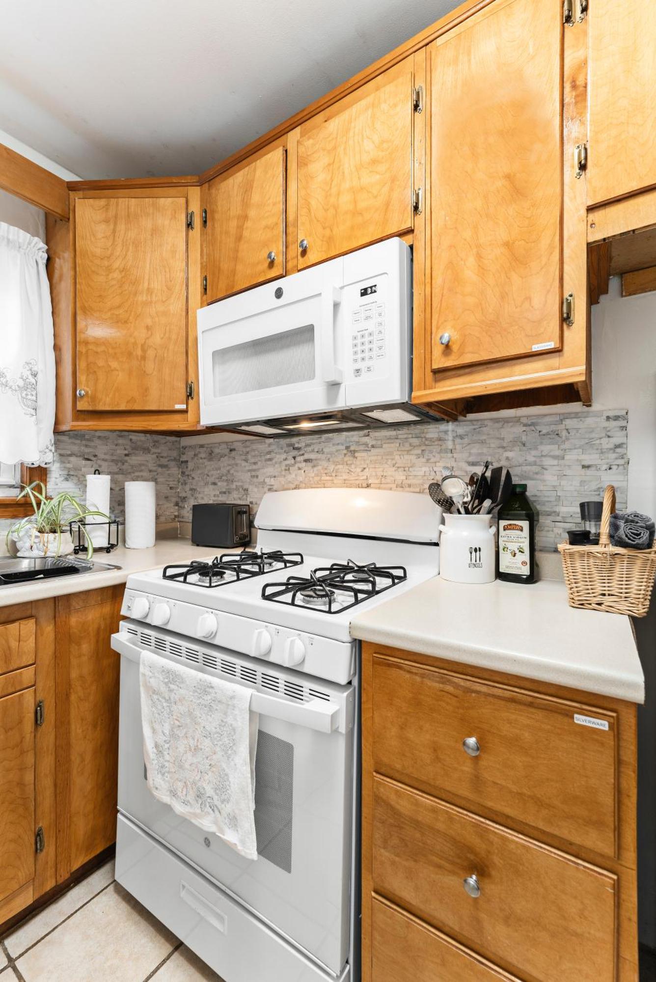 Apartment Sleeps 5 Near Ferry, Train To Boston And Downtown -2br New Bedford