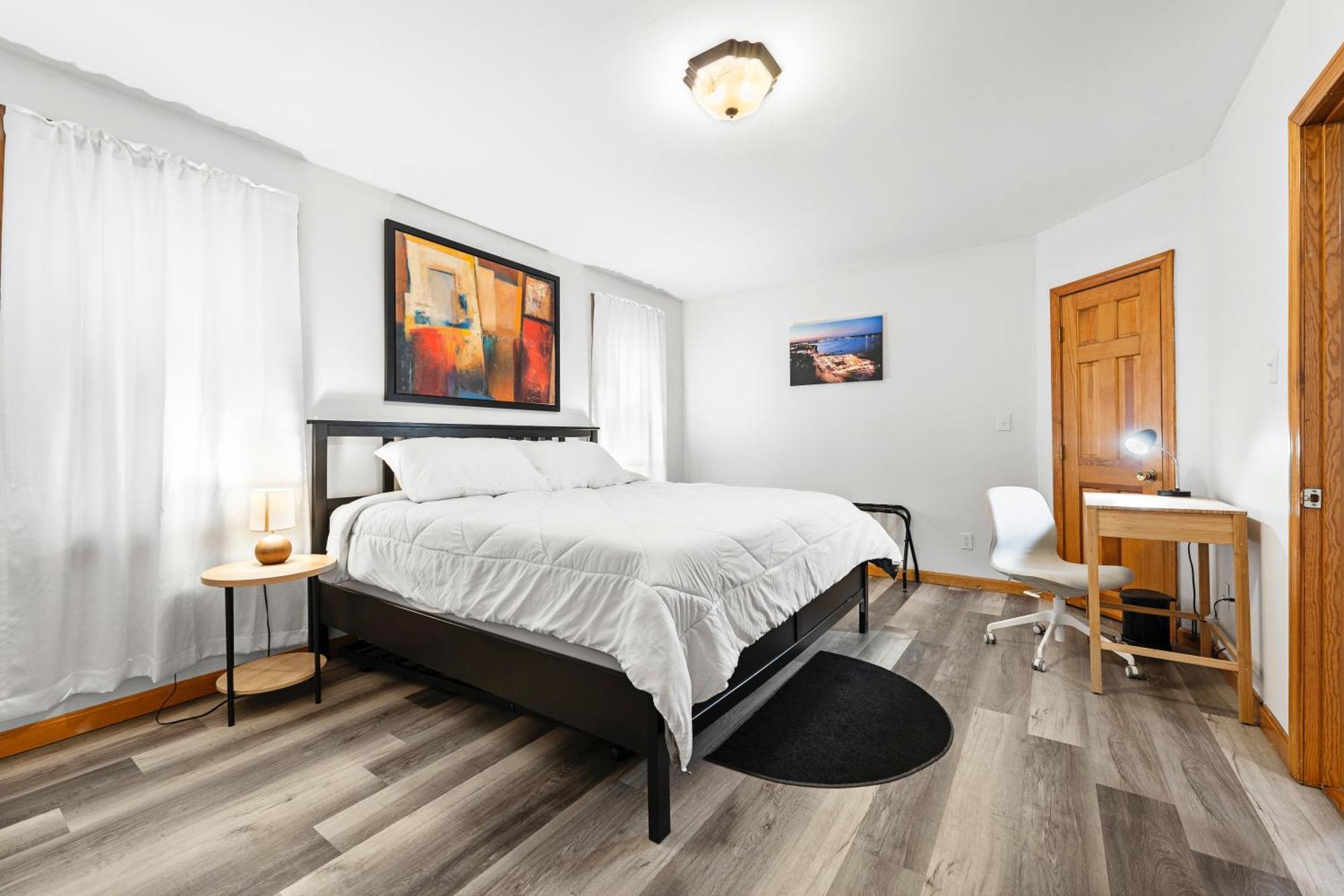Apartment Sleeps 5 Near Ferry, Train To Boston And Downtown -2br New Bedford