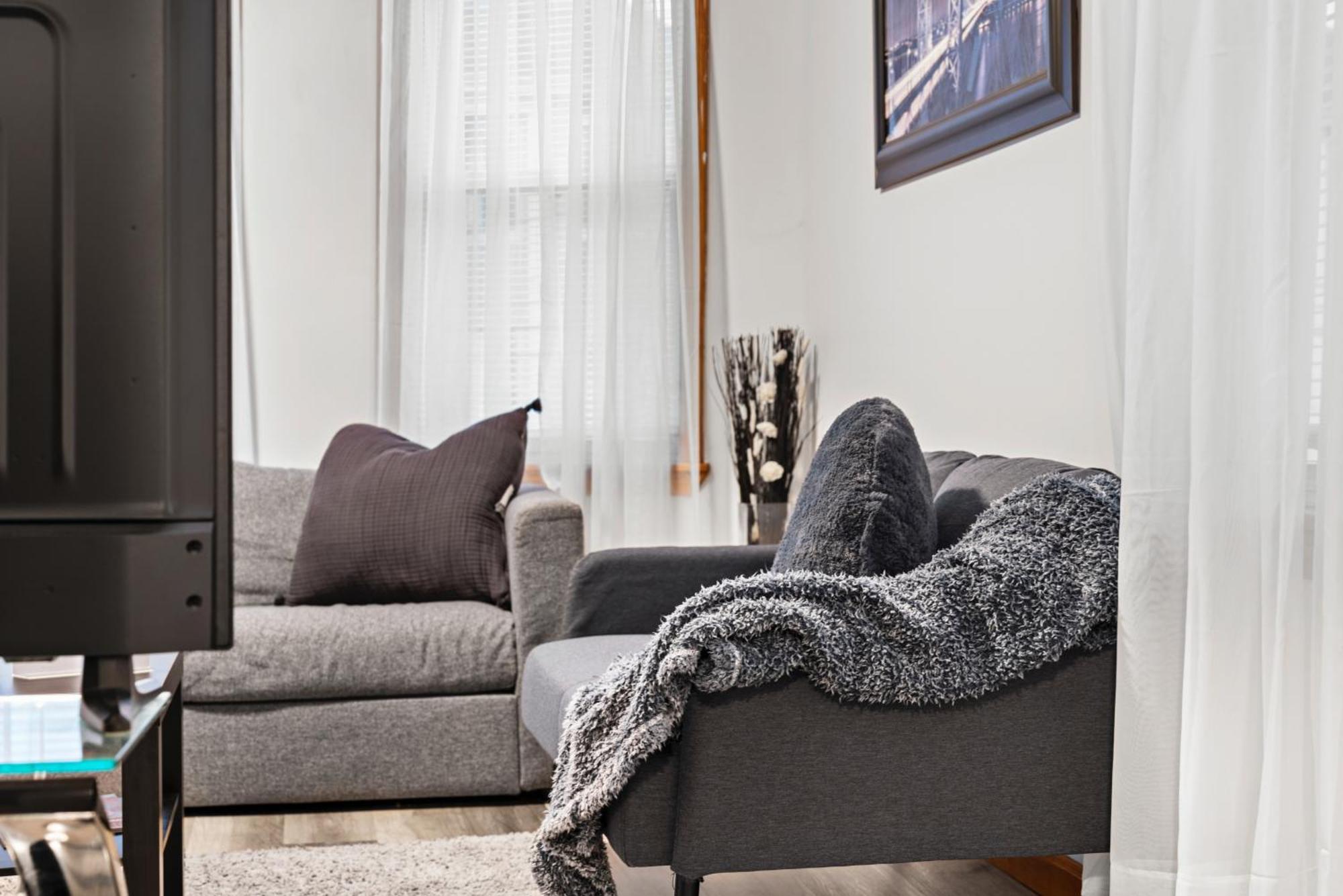 Apartment Sleeps 5 Near Ferry, Train To Boston And Downtown -2br *