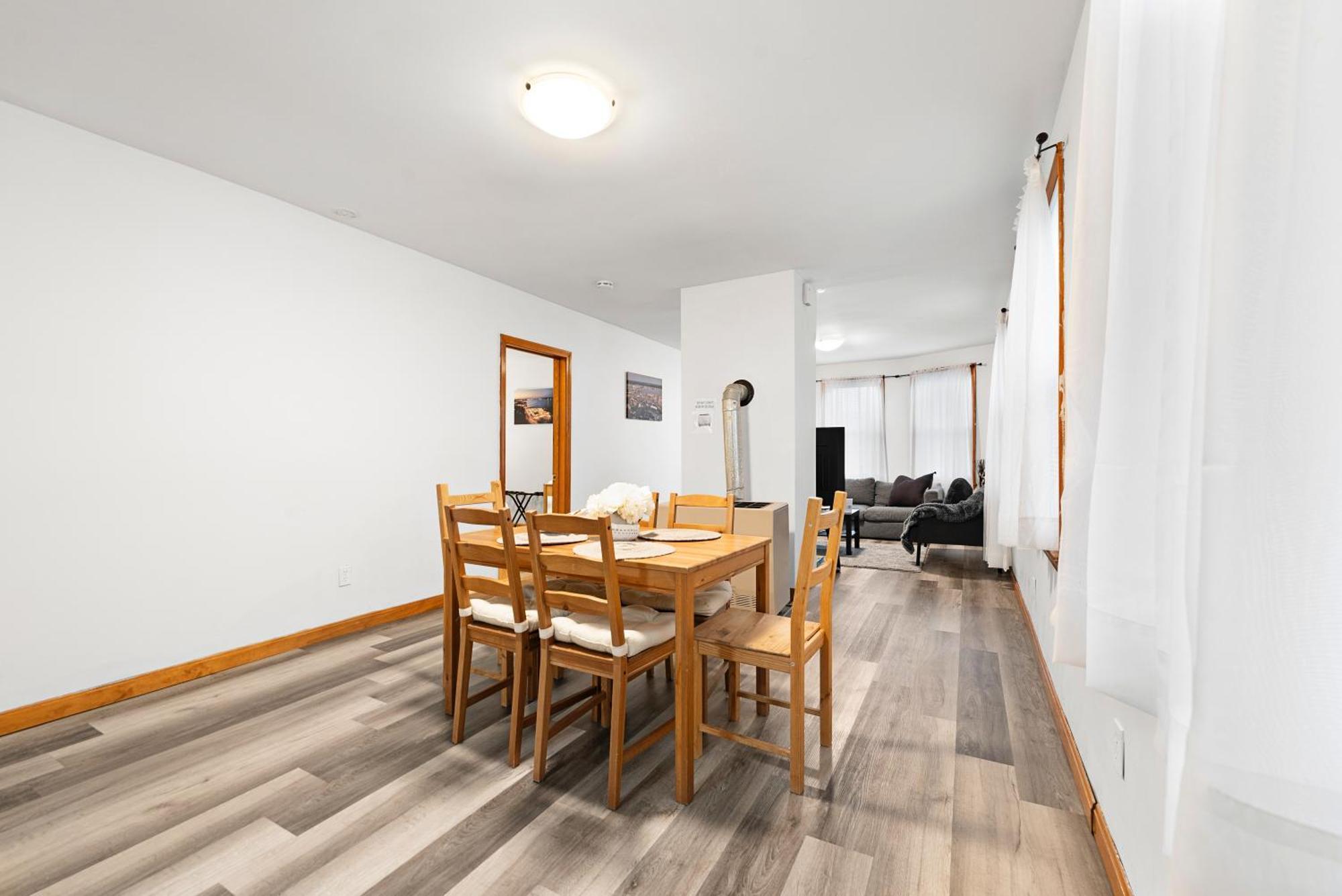 Sleeps 5 Near Ferry, Train To Boston And Downtown -2br New Bedford