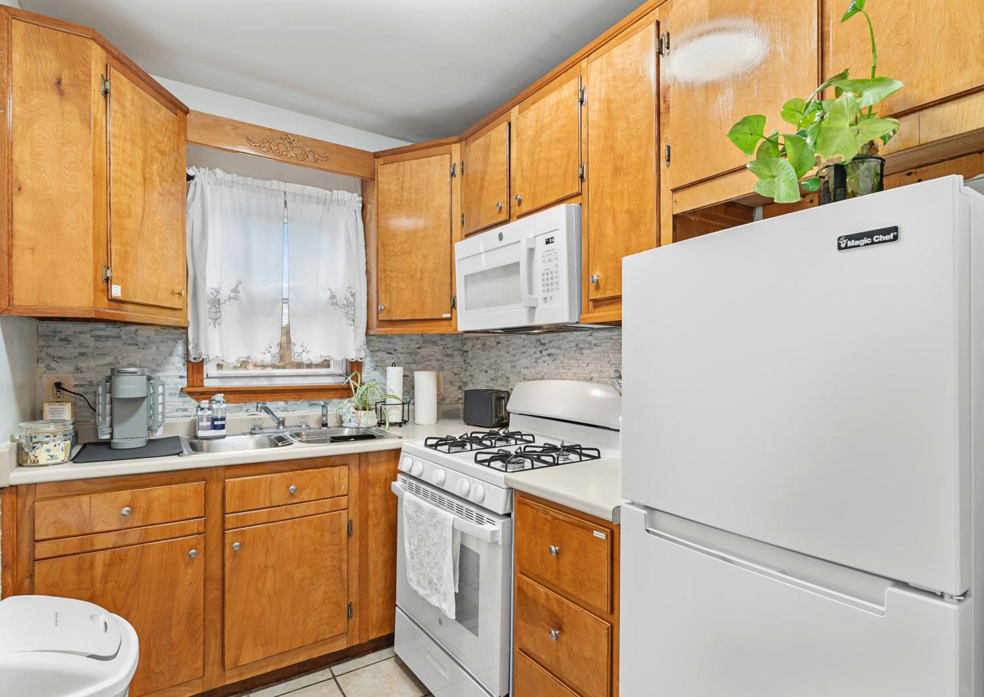 Apartment Sleeps 5 Near Ferry, Train To Boston And Downtown -2br *
