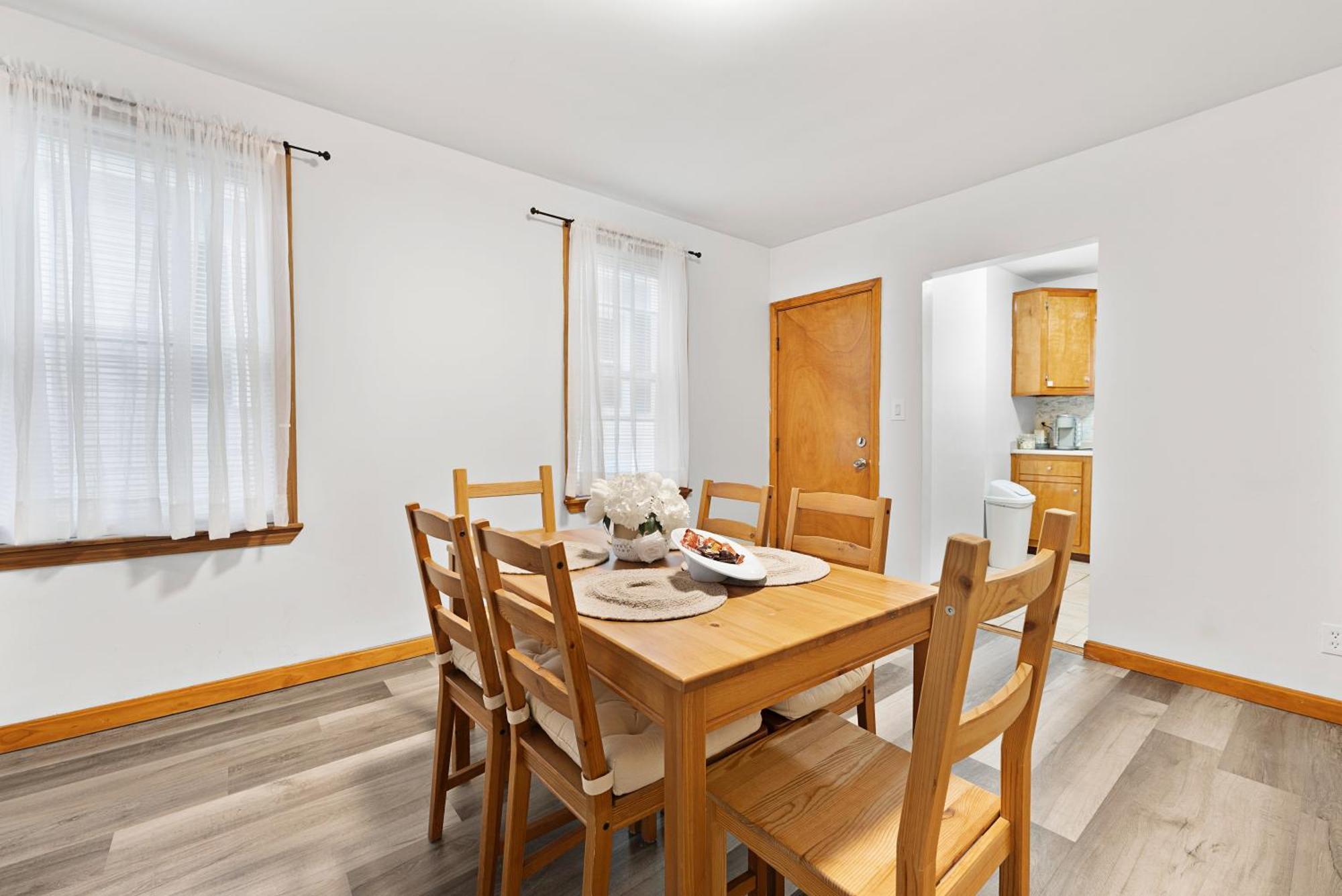 Sleeps 5 Near Ferry, Train To Boston And Downtown -2br Apartment *