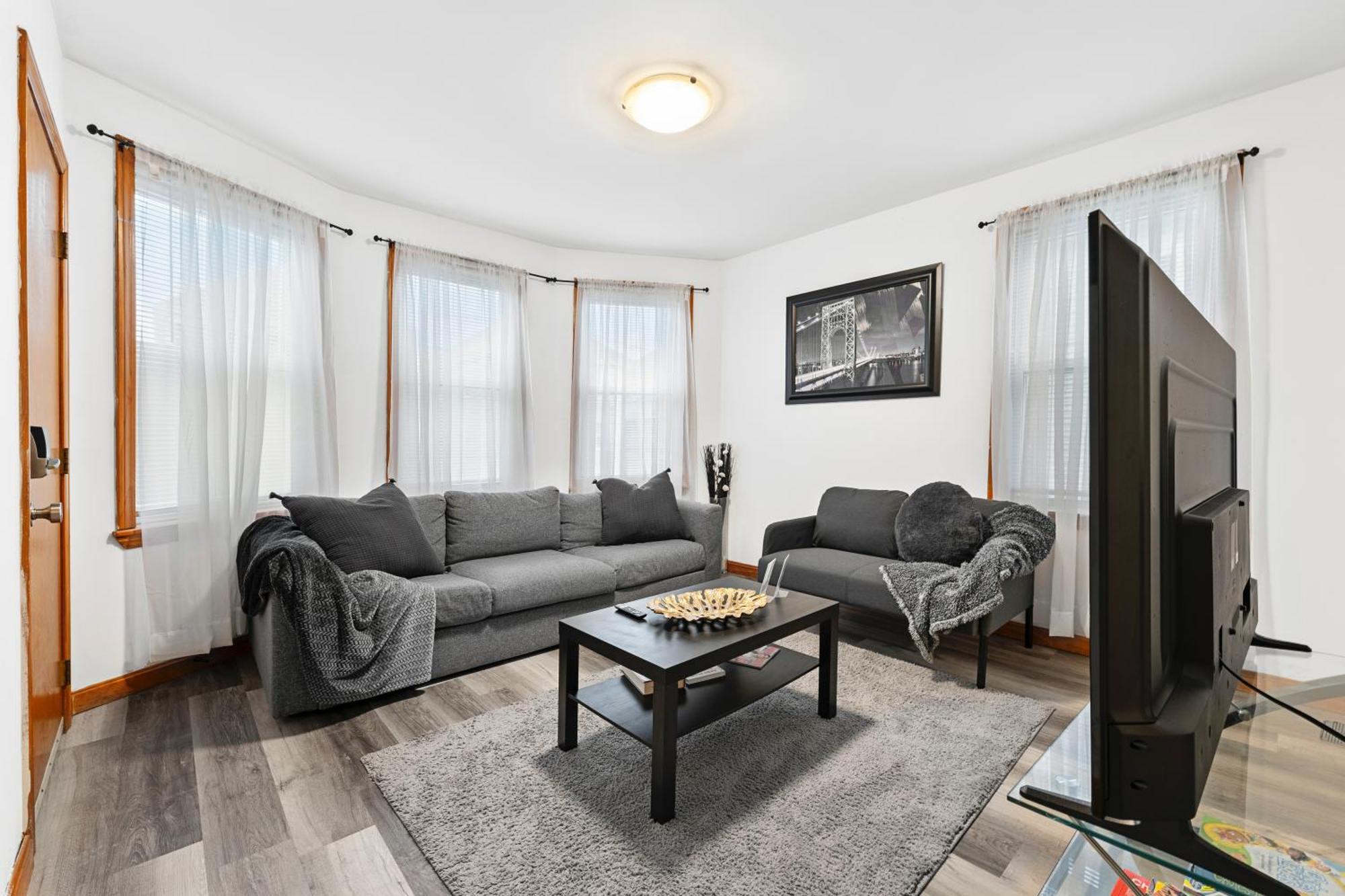 Sleeps 5 Near Ferry, Train To Boston And Downtown -2br *
