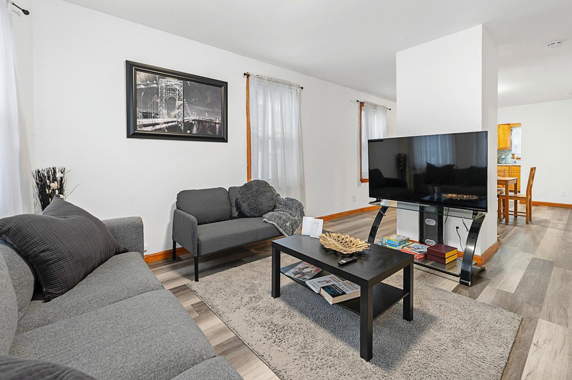 Sleeps 5 Near Ferry, Train To Boston And Downtown -2br Apartment New Bedford