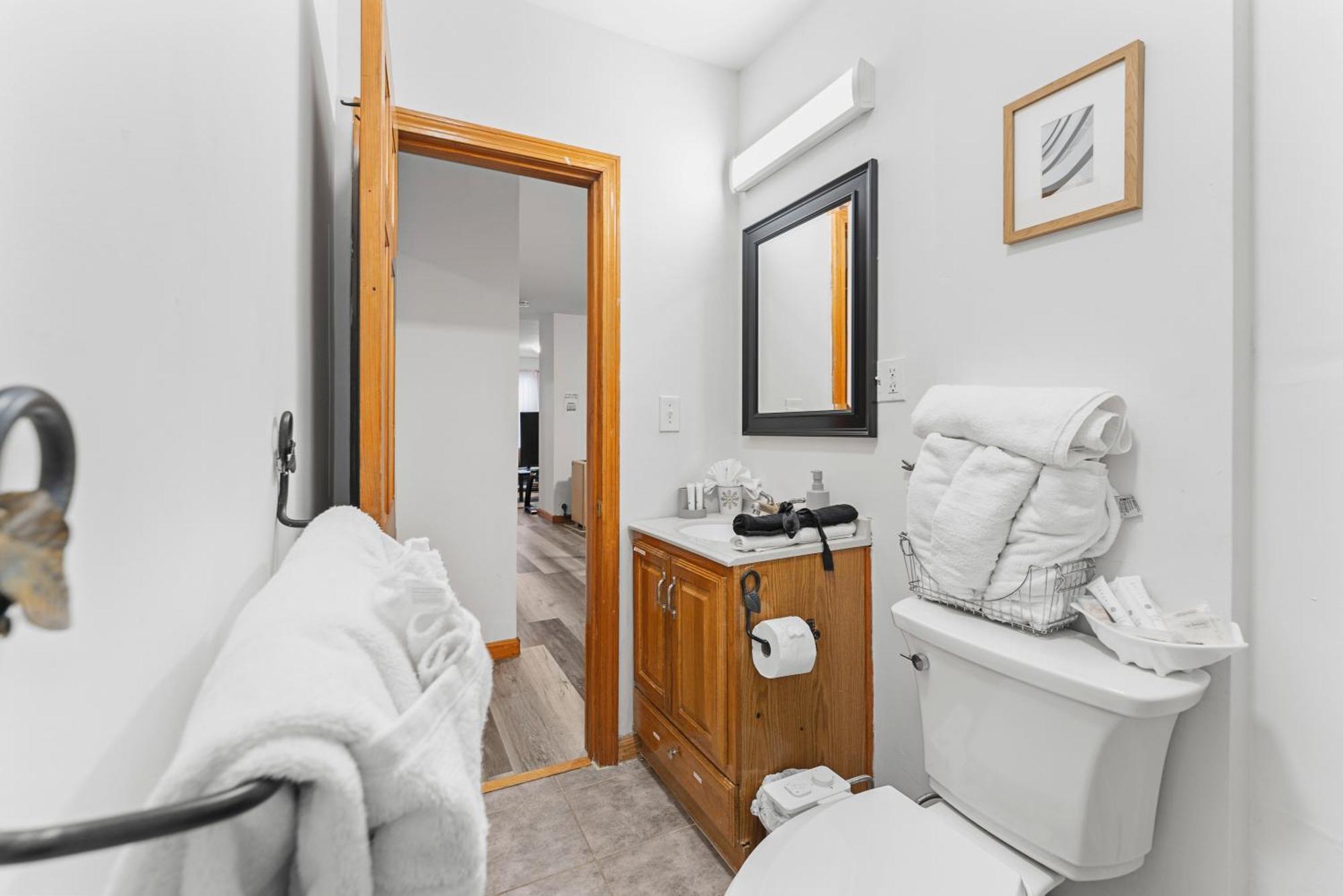 Sleeps 5 Near Ferry, Train To Boston And Downtown -2br * New Bedford