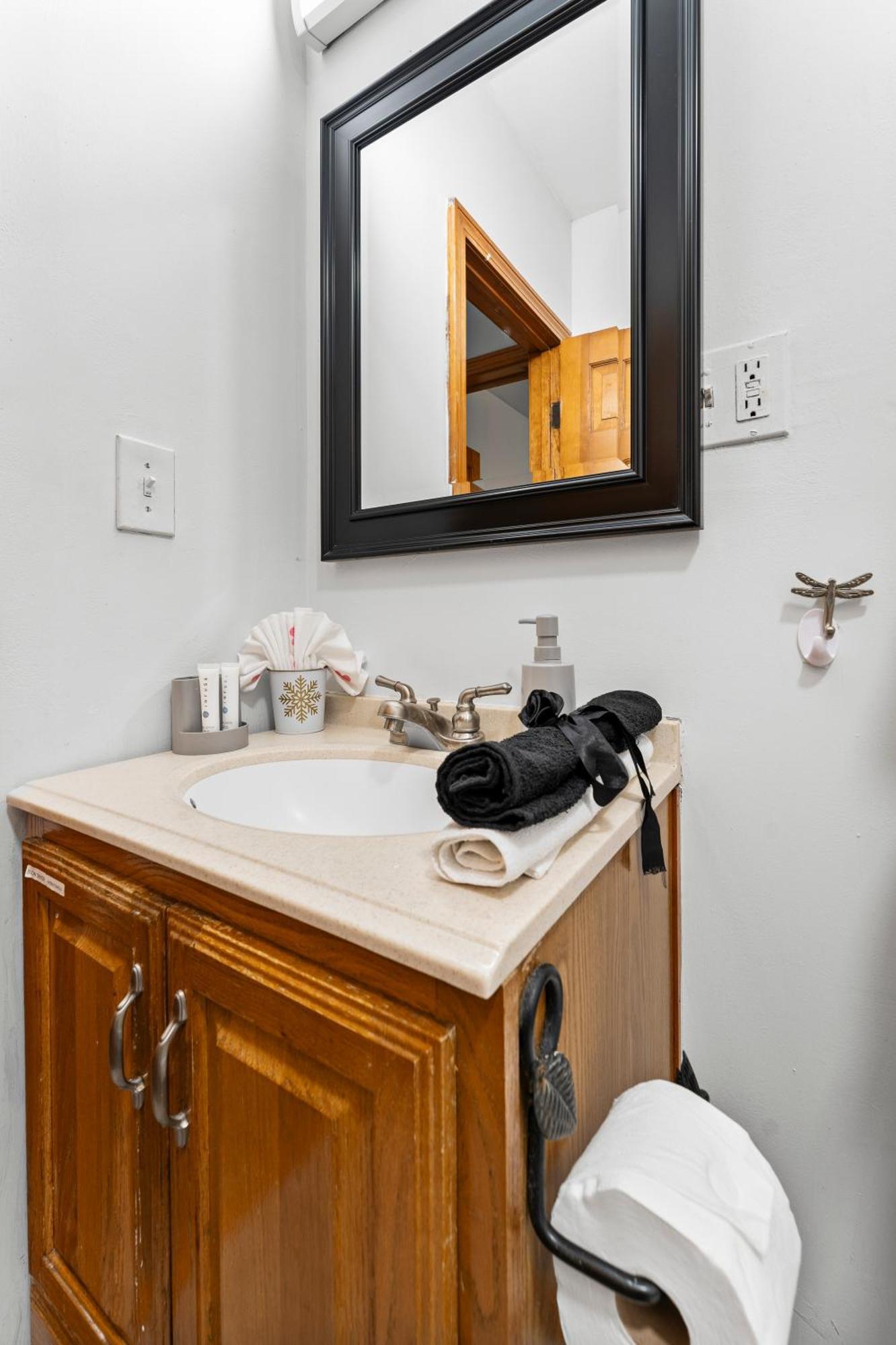 Sleeps 5 Near Ferry, Train To Boston And Downtown -2br Apartment *